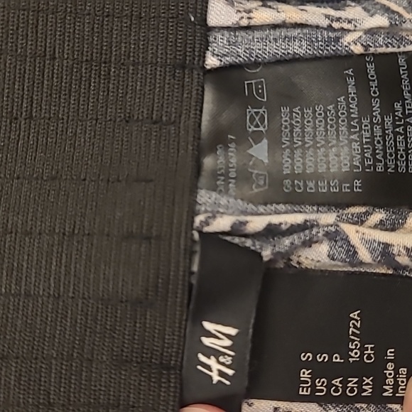 LIKE NEW H&M Abstract Patterned Mini Skirt with Pockets - Picture 5 of 12